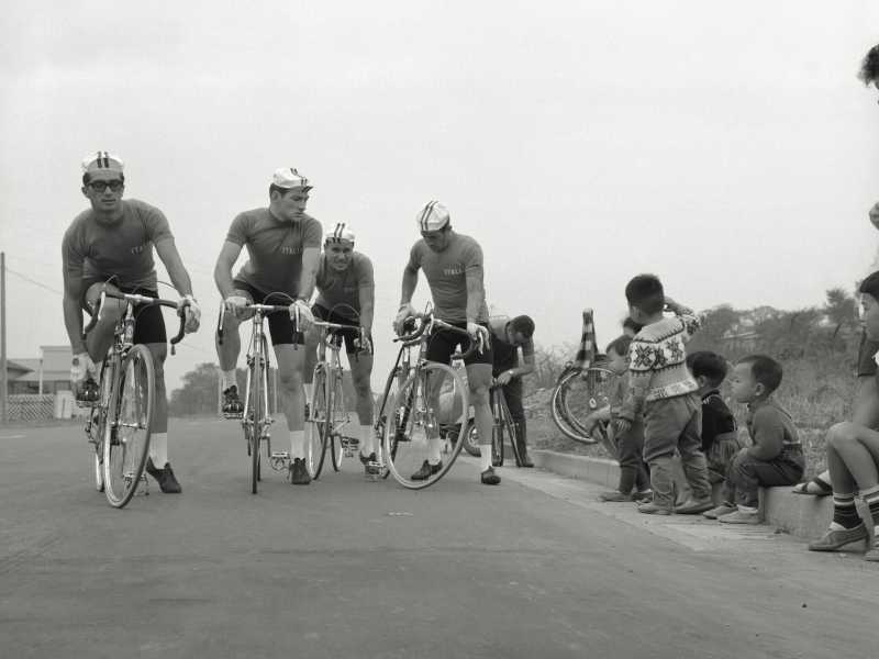 Il quartetto azzurro della cento chilometri alle Olimpiadi del 1964: Ferruccio Manza, Severino Andreoli, Luciano Dalla Bona e Pietro Guerra (foto Getty Images)&nbsp;<br />