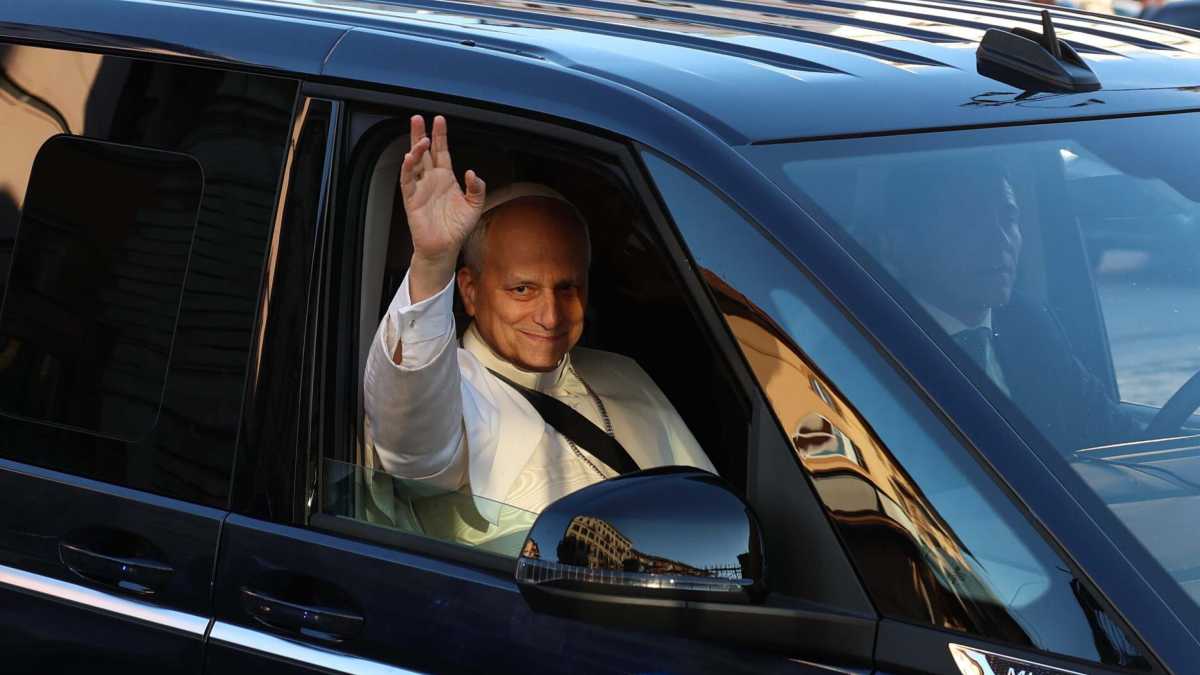 Immagine di Il van del desiderio: anche Papa Leone passa al monovolume