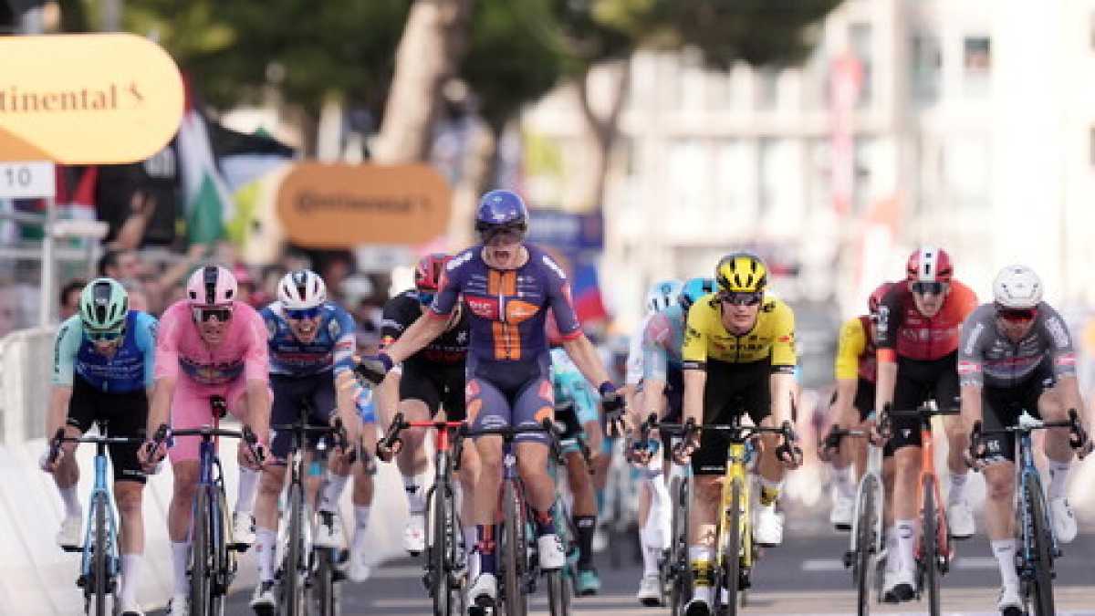 Immagine di Giro d'Italia, nel caos di Lecce la spunta Casper van Uden