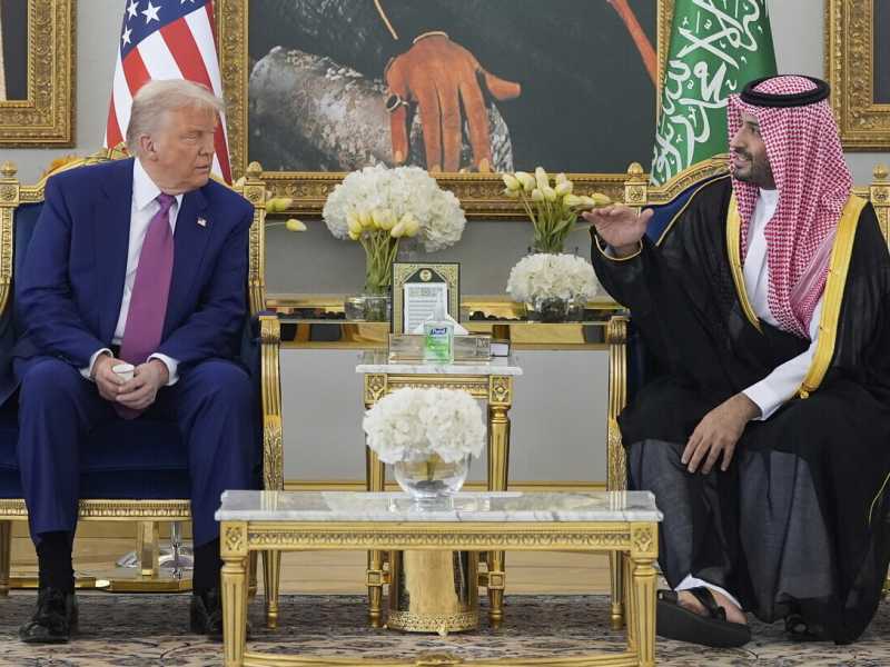 Trump atterra in Arabia Saudita. Inizia il viaggio (d'affari) negli stati del Golfo