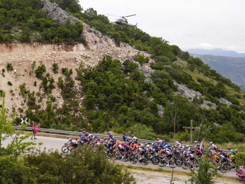 Un'immagine della terza tappa del Giro d'Italia 2025 (foto LaPresse)