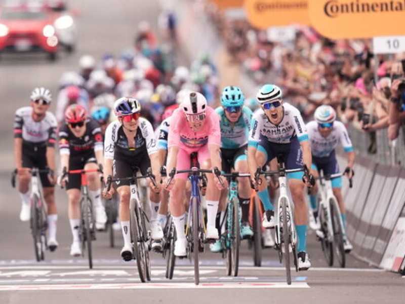L'arrivo della quinta tappa del Giro d'Italia 2025 vinta da Mads Pedersen (foto LaPresse)