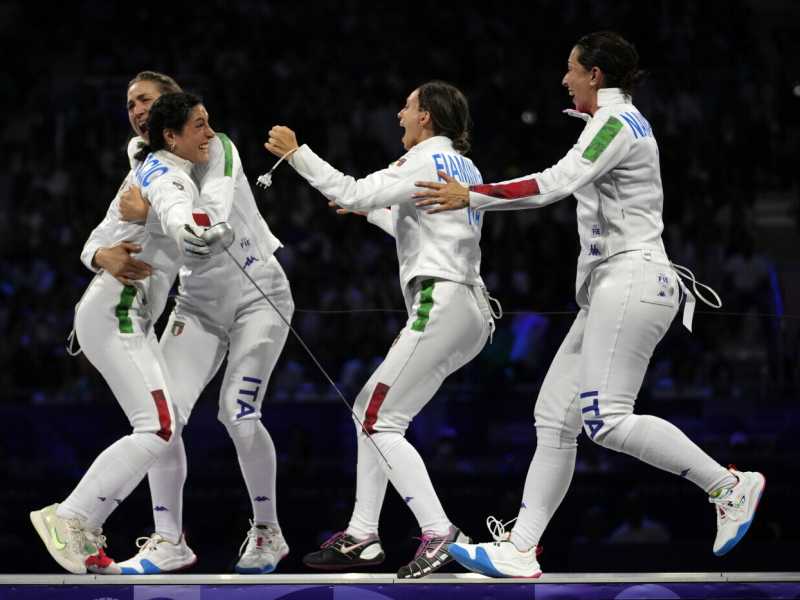 La Nazionale italiana di spada festeggia l'oro a Parigi 2024 (foto Ap, via LaPresse)