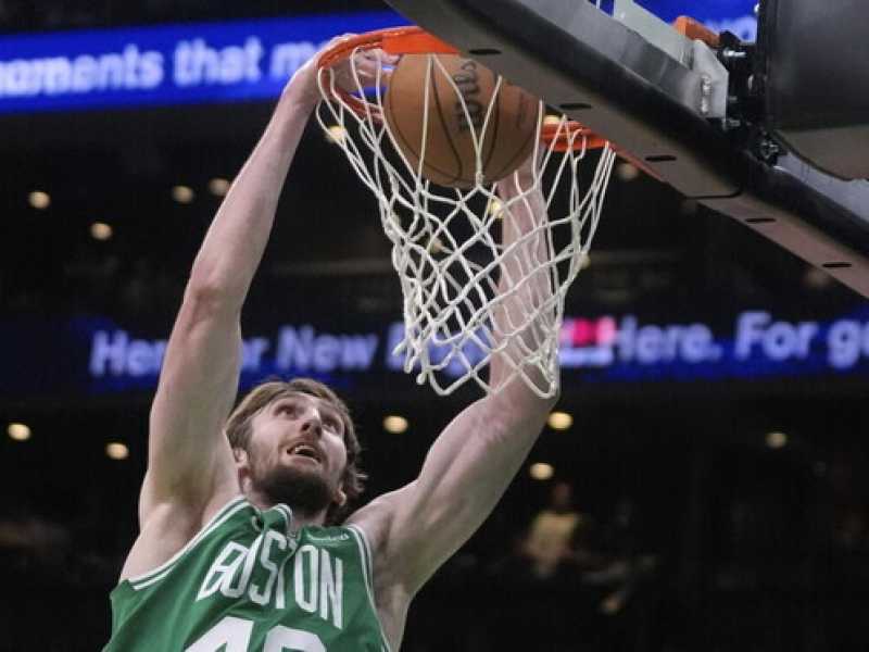 Una schiacciata di Luke Kornet dei Boston Celtics (foto Ap, via LaPresse)<br /> <br />