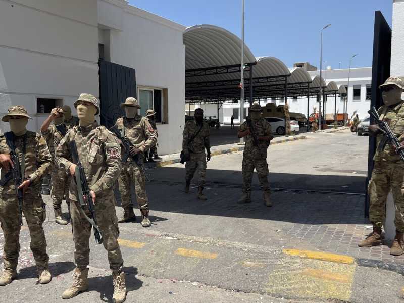 Uomini della Brigata 444 controllano Abu Salim, vecchio quartier generale di Ghnewa (foto Getty)