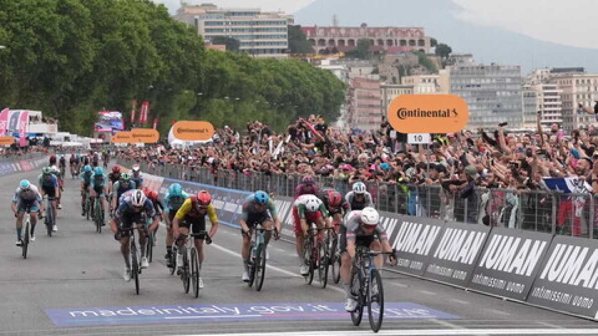 Immagine di Giro d'Italia, a Napoli Groves vince una volata farsesca