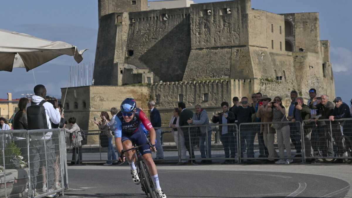 Immagine di Il Giro d'Italia a Napoli, tra canzoni, Angela, il fuoco e il vulcano