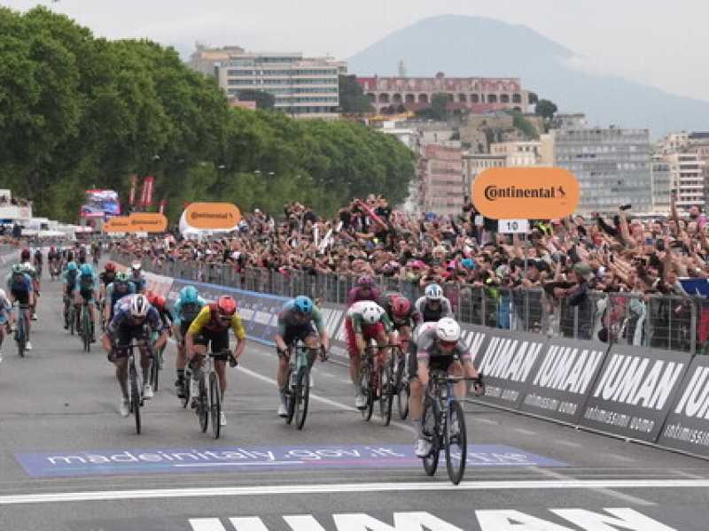 Il finale della sesta tappa del Giro d'Italia 2025 (foto LaPresse)