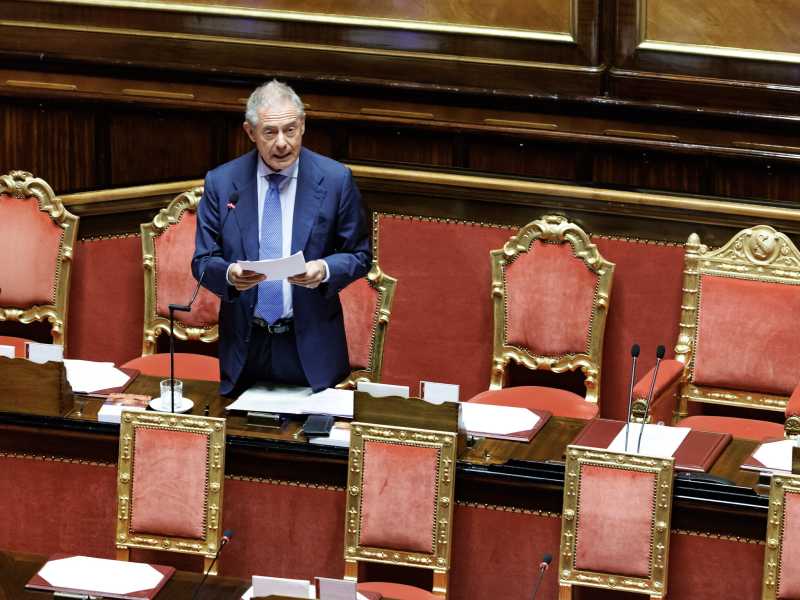 Il "daziario" Urso, tratta i dazi come una pacchia, parla di bussole nautiche ma annega nella retorica. Tornano i Narcisi di Meloni