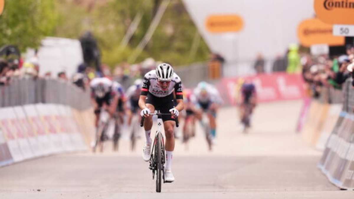 Immagine di Giro d'Italia, a Tagliacozzo Juan Ayuso non si è alzato sui pedali