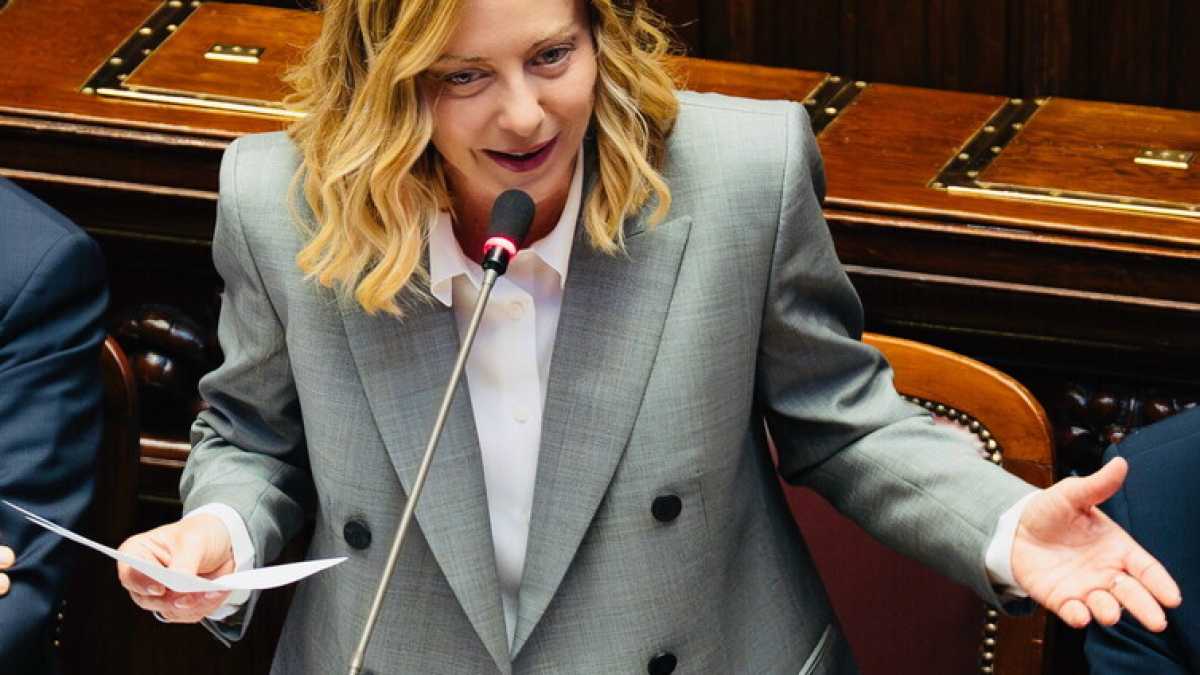 Immagine di Meloni e lo spread, indignazione postuma per una gaffe in diretta