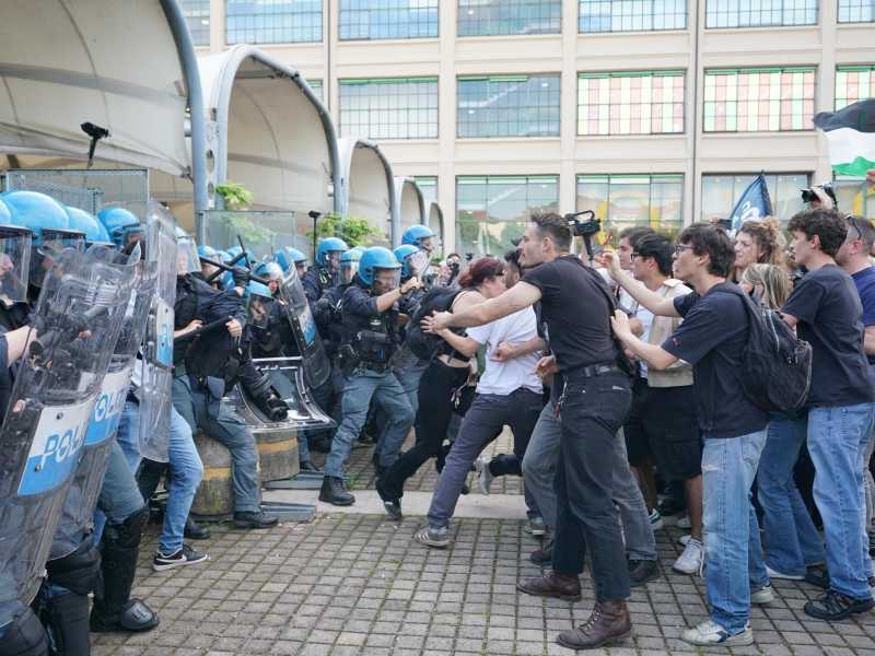 scontri tra forze dell'ordine e manifestanti pro Pal all'esterno del Salone del libro di Torino (foto Ansa)