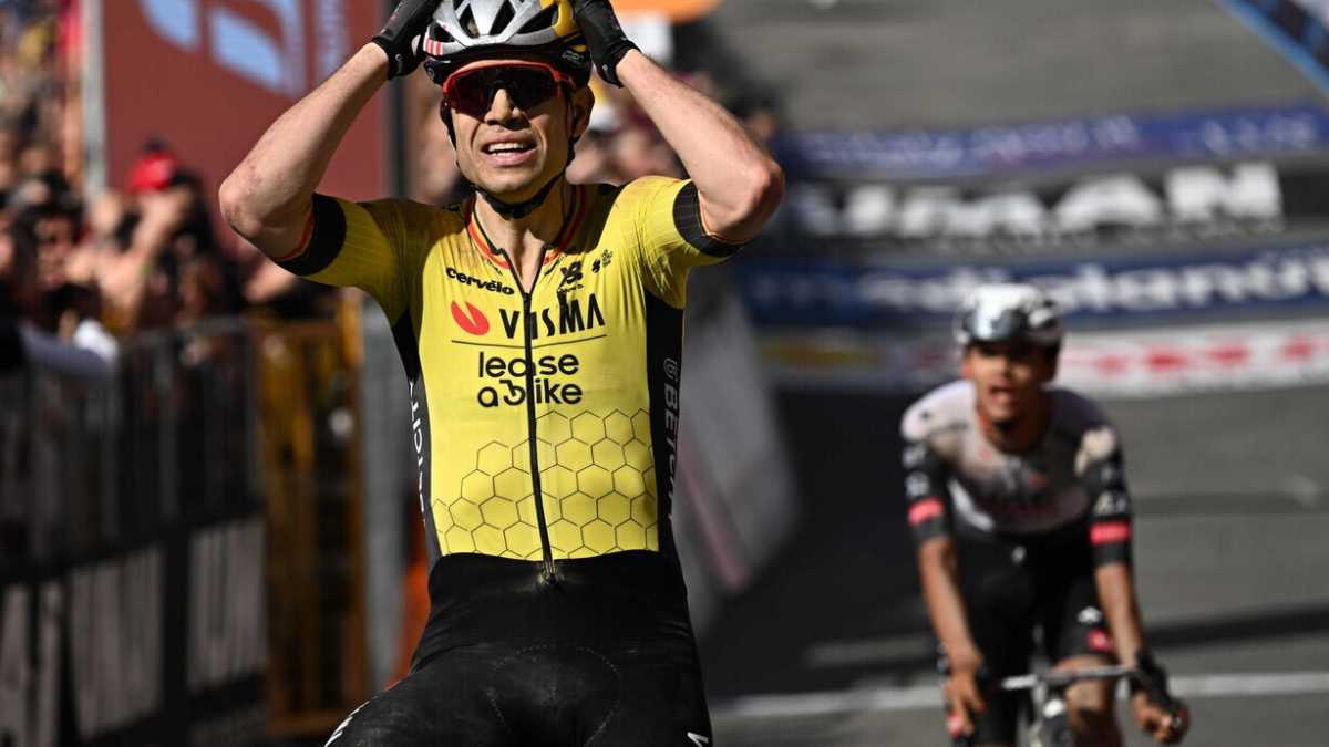 Immagine di Vince van Aert, Del Toro in maglia rosa. A Siena il Giro d'Italia è cambiato