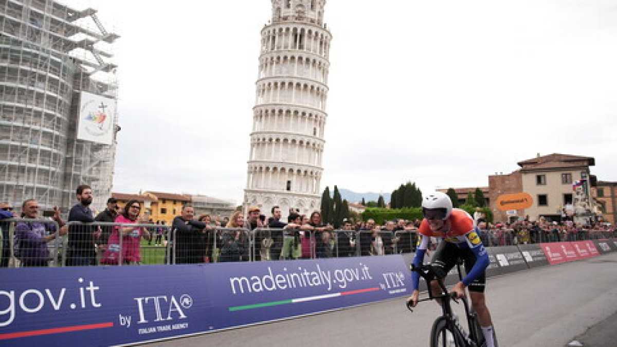 Immagine di Giro d'Italia, la pioggia sulla cronometro dà una mano a Hoole e Roglic