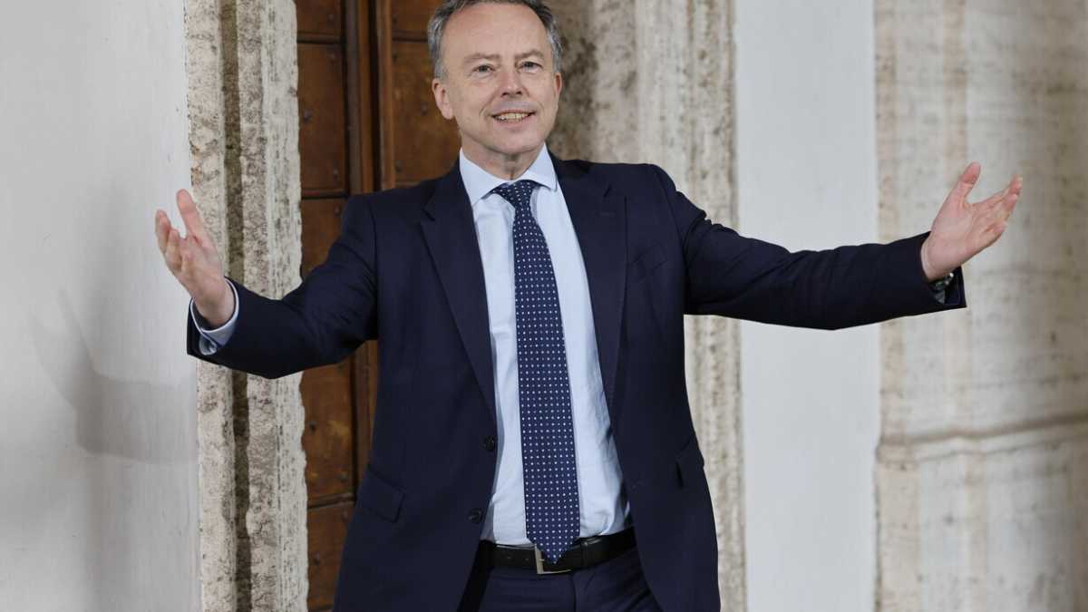 Immagine di Macron bussa alla Lega: il curioso incontro fra l'ambasciatore francese e il presidente della commissione Difesa
