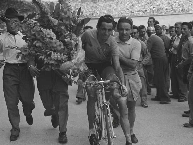 Giannetto Cimurri con Fausto Coppi dopo la vittoria del Tour de France 1949 dell'Airone (foto Getty Images)