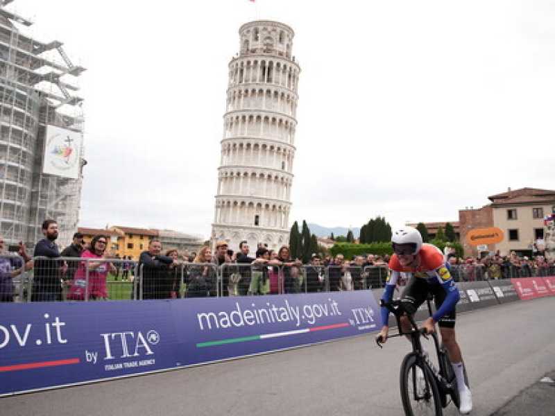 L'arrivo di Daan Hoole al traguardo di Pisa (foto LaPresse)