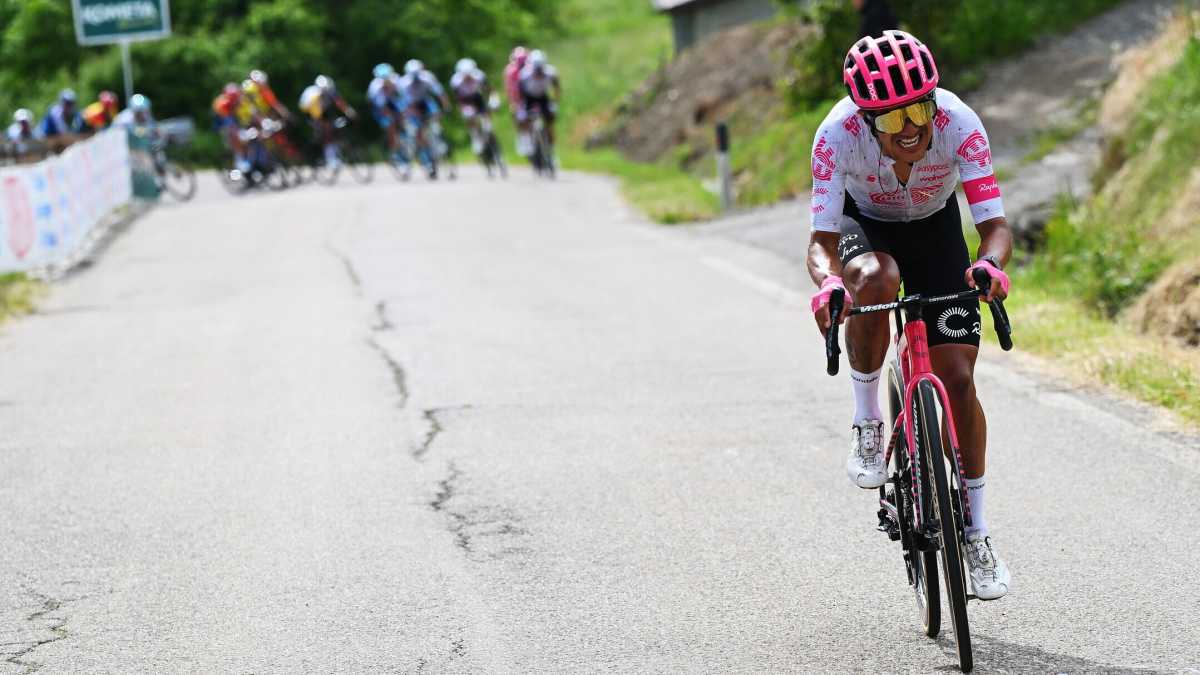 Immagine di Giro d'Italia. A Castelnovo ne' Monti Richard Carapaz ha vinto alla sua maniera