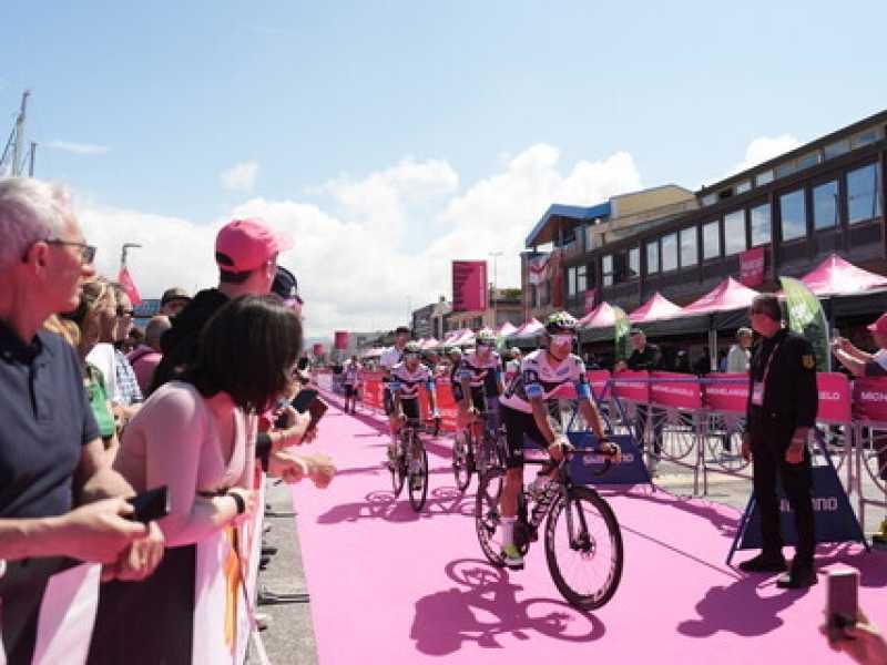 I corridori del Giro d'Italia al villaggio di partenza di Viareggio (foto LaPresse)
