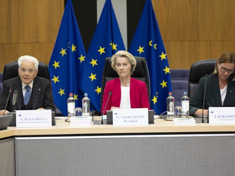 Il presidente Sergio Mattarella con Ursula von der Leyen, presidente della Commissione Ue (foto Quirinale)