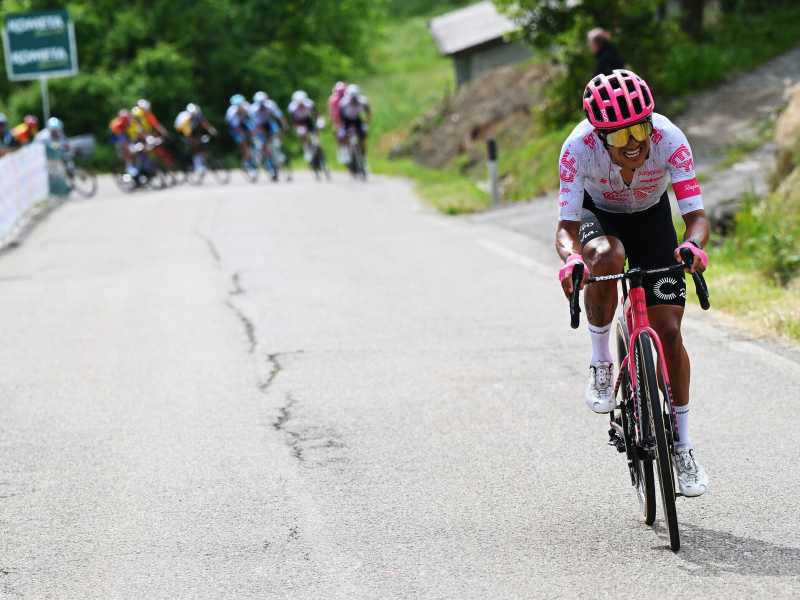 Lo scatto di Richard Carapaz sulla salita che portava alla Pietra di Bismantova nel corso della 11a tappa del Giro d'Italia 2025 (foto Getty Images)