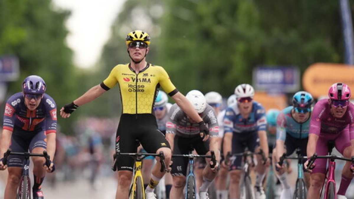 Immagine di Giro d'Italia, a Viadana ha vinto Olav Kooij