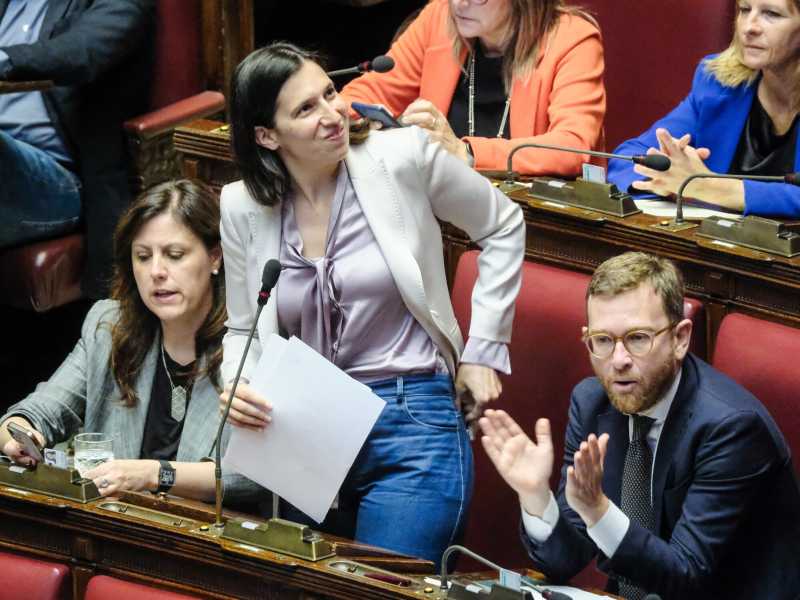 Le primarie Schlein-Conte si fanno su Gaza. Retorica, kefiah, e alla fine vince Crosetto che sembra Churchill
