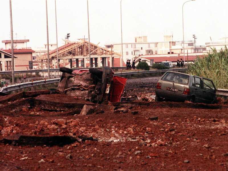 Il luogo dell'esplosione sull'autostrada A29, nei pressi dello svincolo di Capaci (Ansa) <br />