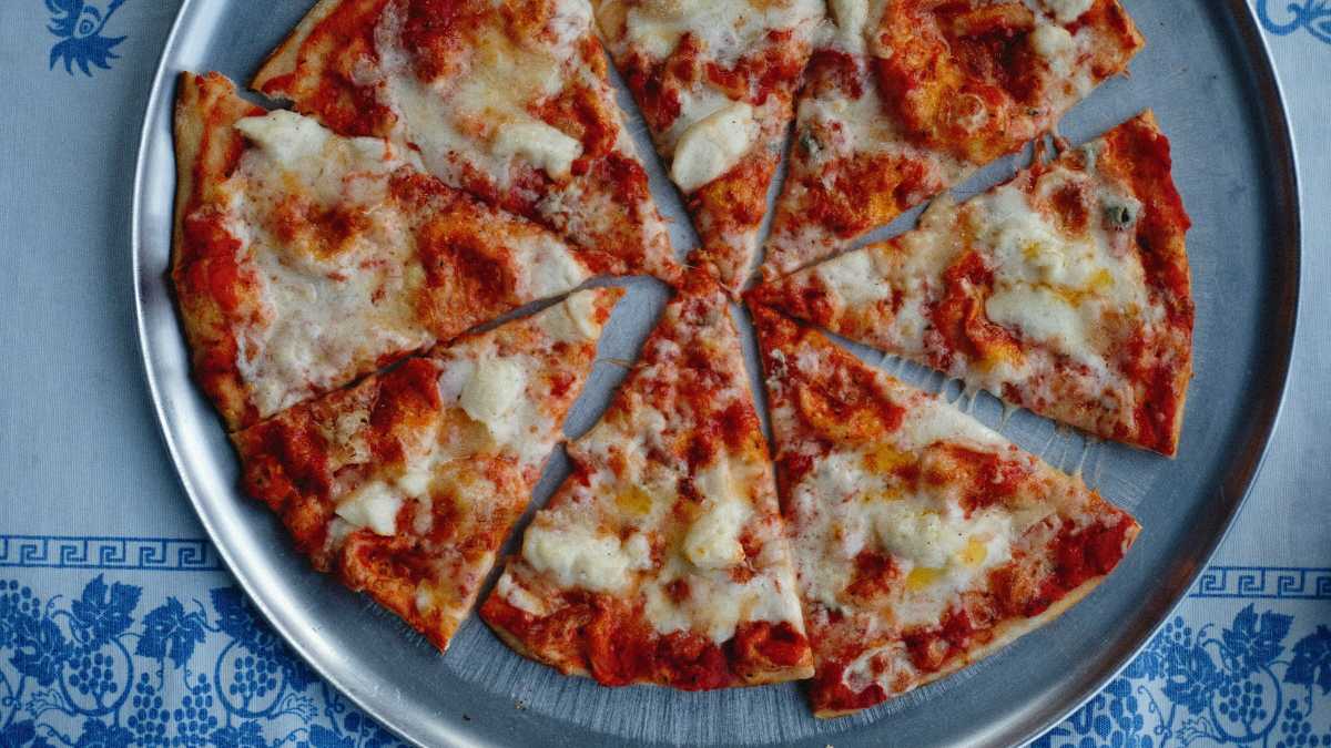 Immagine di Pizza rossa e sociologia, il tiktoker che ha reinventato il racconto del cibo