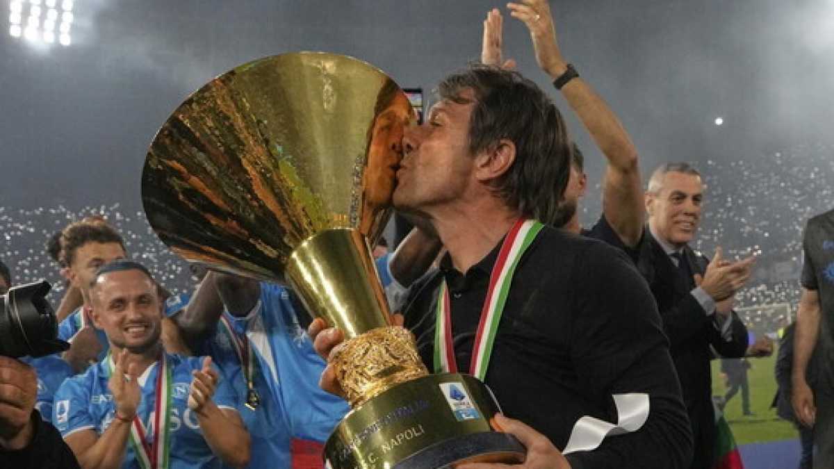 Immagine di Festeggiato lo scudetto, Napoli attende la scelta di Conte