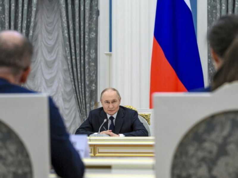 La tela di Putin con il memorandum per la pace