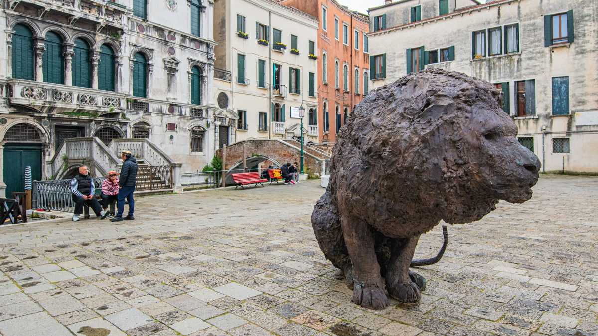 Immagine di La mostra di Baldessari a Venezia inaugura una stagione rivoluzionaria