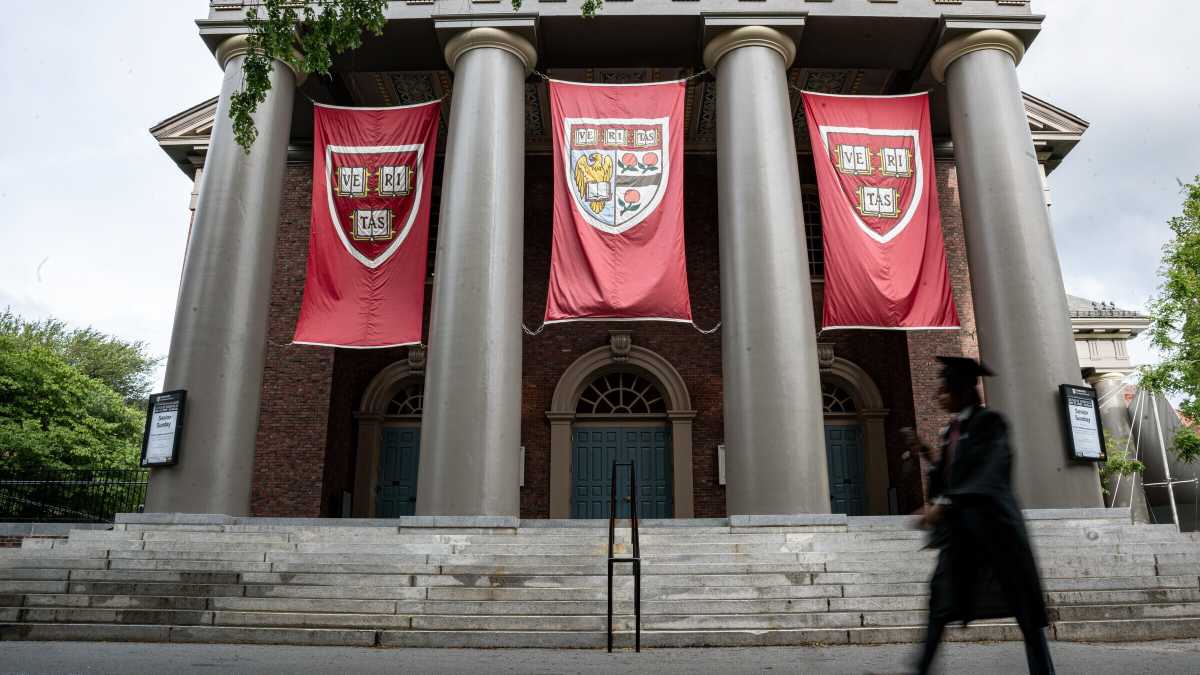 Immagine di Trump sospende i colloqui per i visti degli studenti stranieri in tutti gli atenei degli Stati Uniti