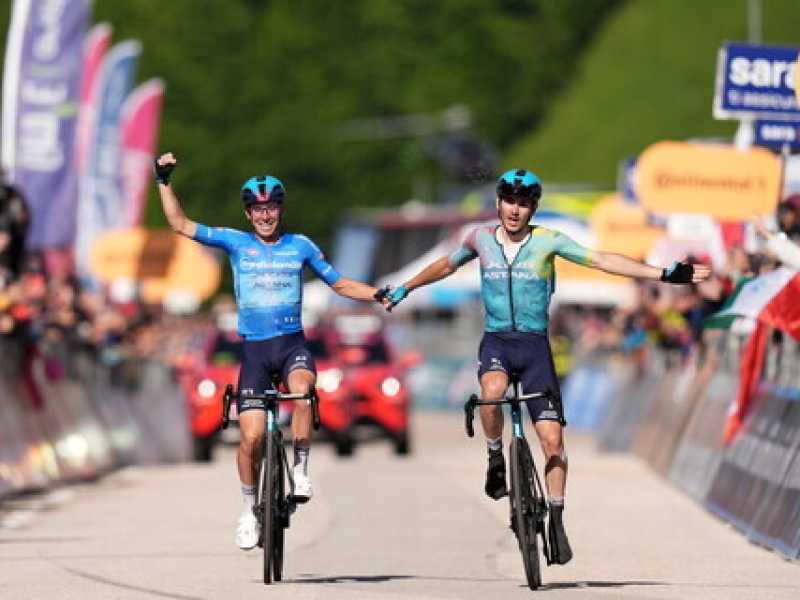 L'arrivo in parata di Christian Scaroni e Lorenzo Fortunato a San Valentino (foto LaPresse)