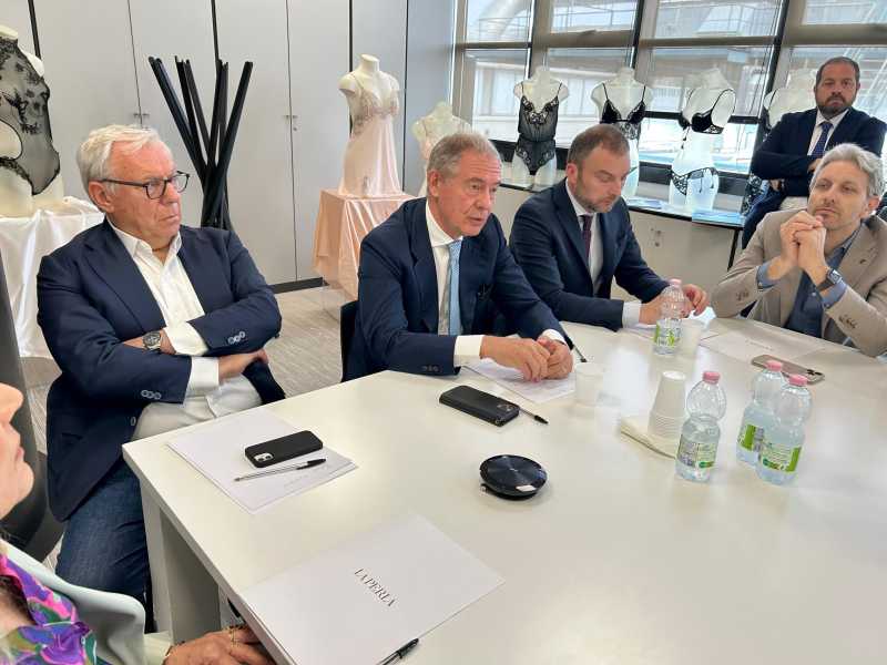 Il ministro Urso al Tavolo su La Perla a Bologna (Ansa) <br />