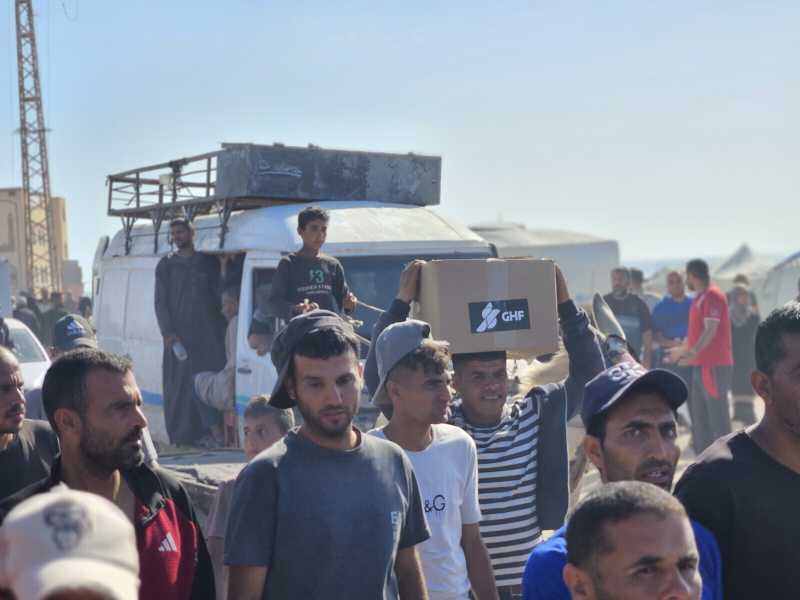 Migliaia di palestinesi si riversano nel punto di distribuzione degli aiuti controllato dalla Gaza Humanitarian Foundation (Hani Alshaer/Getty Images) <br />