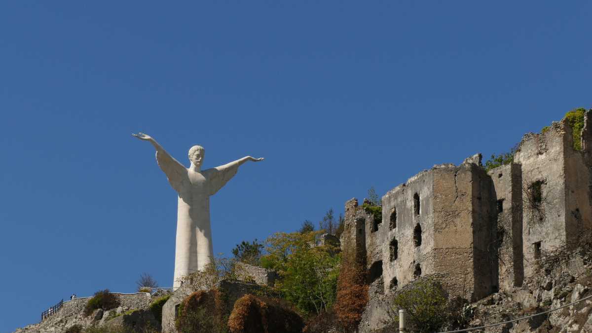 Immagine di Uno scultore e il suo Redentore, pronto a volare nel cielo di Maratea