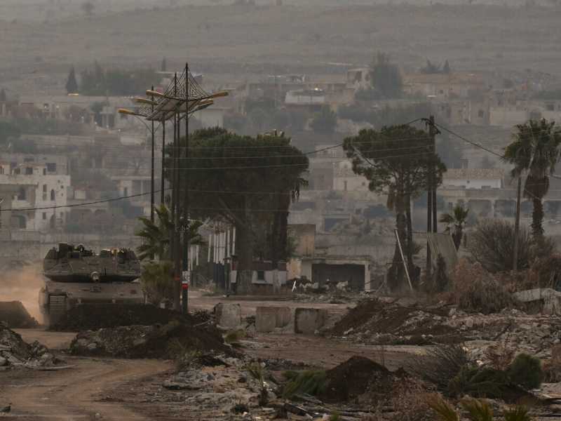  Un tank israeliano per le strade di Quneitra, nel sud della Siria (foto Getty)