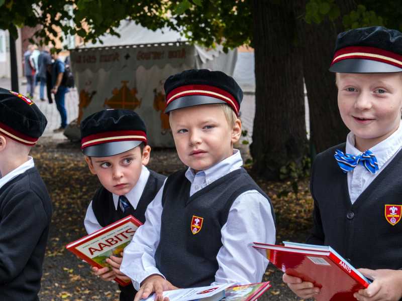 Tallinn, Estonia. Bambini in uniforme portano fiori ai loro insegnanti per il primo giorno di scuola (Alison Wright/Getty Images)&nbsp;<br />