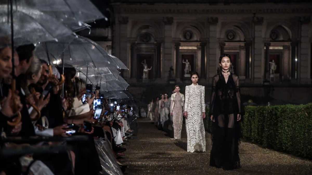 Immagine di Moda, pioggia e potere: Dior sfila tra statue e grand tour