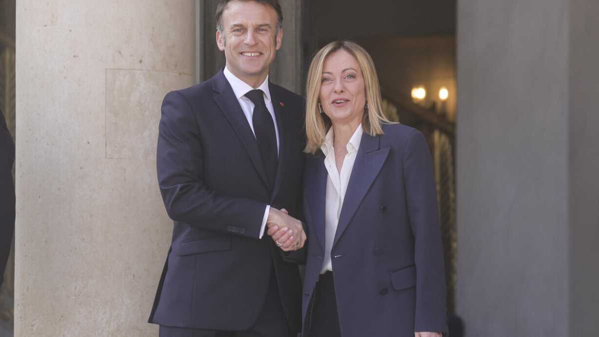 Immagine di La carezza di Meloni a Macron: martedì la visita del presidente francese a Roma. Fra dazi e Ucraina