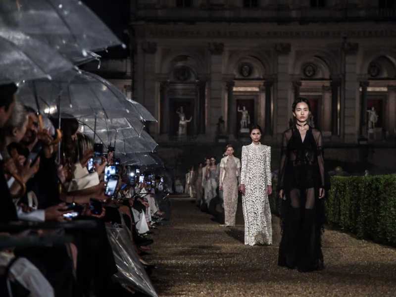 Moda, pioggia e potere: Dior sfila tra statue e grand tour