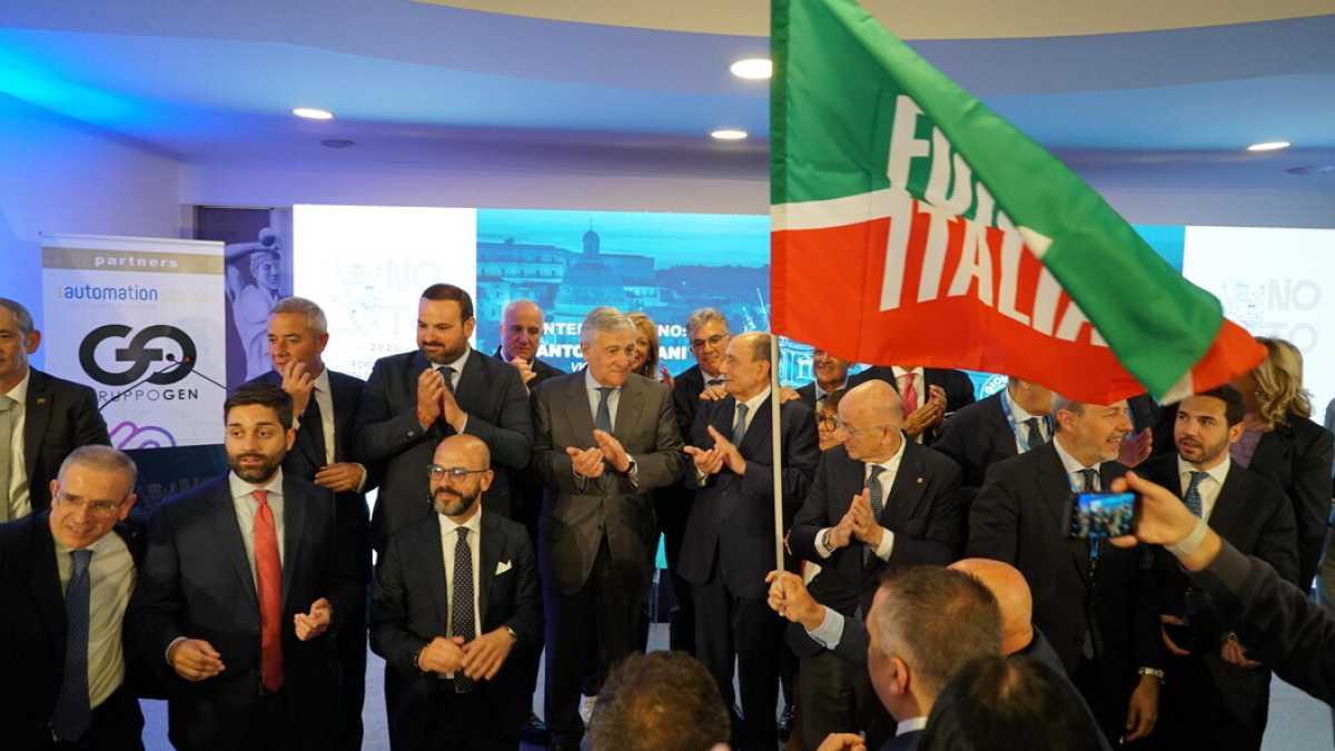 Immagine di I big di Forza Italia contro Fedez: da Craxi ai ministri nessuno vuole il rapper all'evento dei giovani azzurri