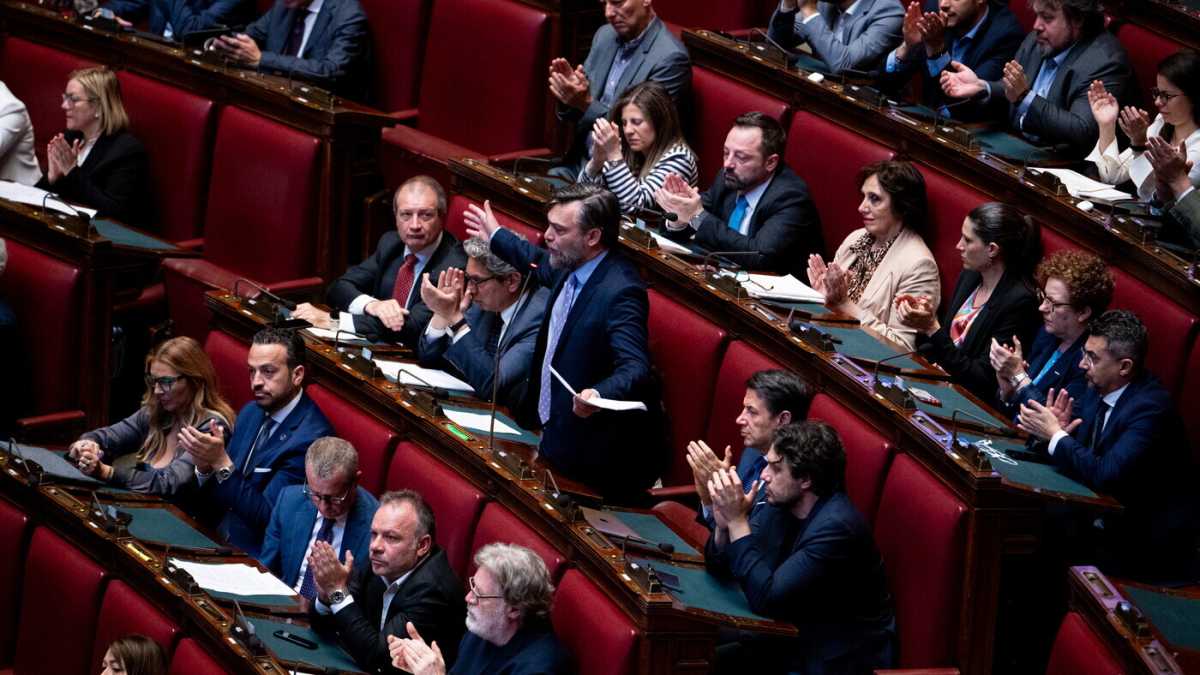 Immagine di In un’Aula piena di urla e iperboli, un solo deputato mastica il silenzio. E dice più di tutti