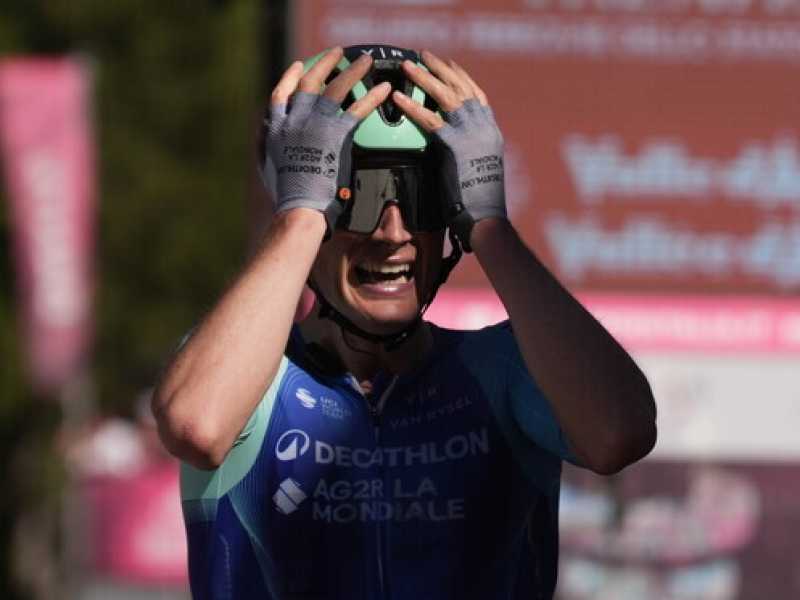 Lo stupore di Nicolas Prodhomme sul traguardo della diciannovesima tappa del Giro d'Italia 2025 (Foto LaPresse)