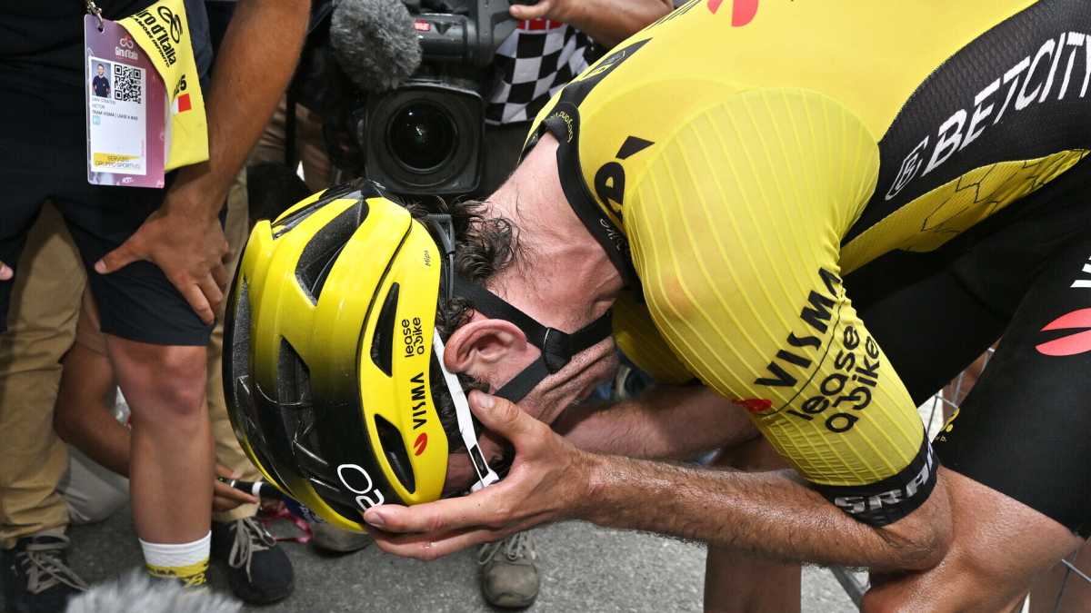 Immagine di Lacrime rosa e piani riusciti. Simon Yates ha vinto il Giro d'Italia