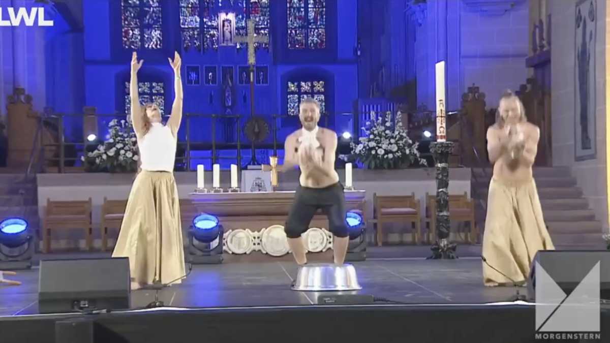 Immagine di Polli in chiesa e latino "inquietante". Prime grane per Papa Leone