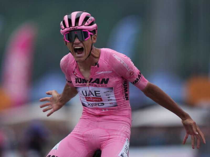 L&rsquo;arrivo trionfale di Isaac Del Toro in maglia rosa a Bormio nella 17esima tappa del Giro d'Italia 2025 (foto LaPresse)