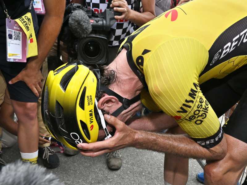 Le lacrime di Simon Yates dopo l'arrivo della ventesima tappa del Giro d'Italia 2025 (foto Getty Images)