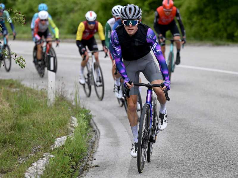 Paul Double in fuga durante la 7a tappa del Giro d'Italia 2025 (foto Getty Images)&nbsp;<br />